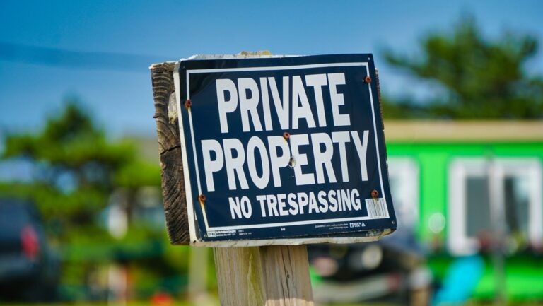 La vivienda y el derecho de propiedad: financiarización, turistificación y comunidades locales